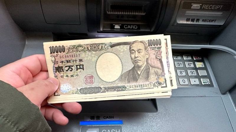 旅行者在ATM機兌換日幣現金-Ultima Markets